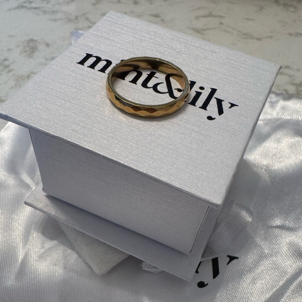 Mint & Lily - Delicate Hammered Band - Gold - Size 6